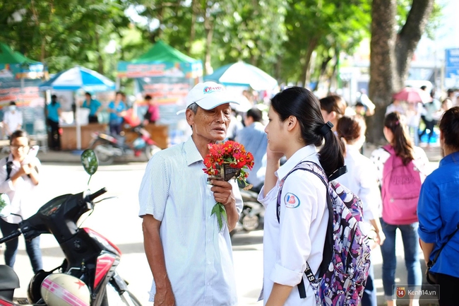 Hình ảnh đẹp bên ngoài phòng thi: Cụ ông nhặt hoa bên đường tặng cháu gái - Ảnh 12.