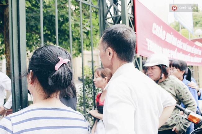 Giấu bố mẹ thi lại Đại học, th&iacute; sinh đến muộn 1 tiếng v&agrave; kh&oacute;c ngất ngo&agrave;i cổng trường - Ảnh 4.