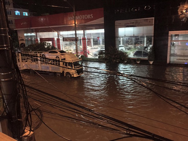 Nhiều &ocirc; t&ocirc;, xe m&aacute;y ch&igrave;m trong biển nước sau mưa lớn ở Th&aacute;i Nguy&ecirc;n - Ảnh 2.