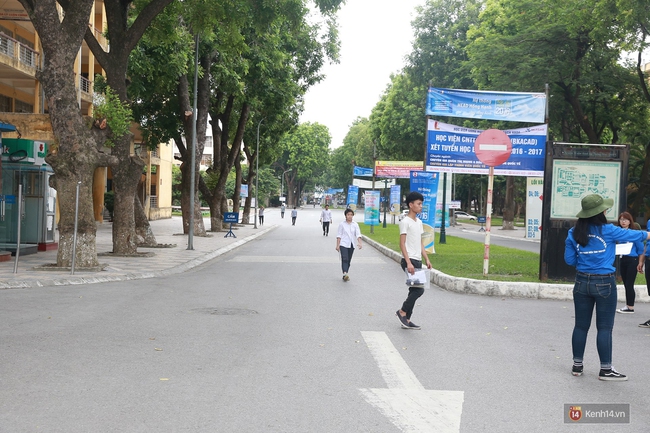 Th&iacute; sinh kết th&uacute;c buổi thi m&ocirc;n Văn, nhiều người bất ngờ v&igrave; đo&aacute;n sai đề - Ảnh 3.