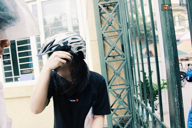 Giấu bố mẹ thi lại Đại học, th&iacute; sinh đến muộn 1 tiếng v&agrave; kh&oacute;c ngất ngo&agrave;i cổng trường - Ảnh 2.