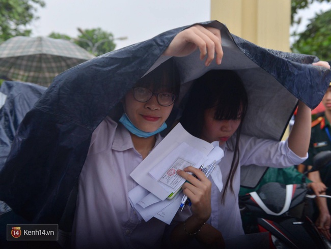 Phụ huynh v&agrave; SV t&igrave;nh nguyện dầm dưới mưa chờ th&iacute; sinh ho&agrave;n tất m&ocirc;n Vật l&yacute; - Ảnh 27.