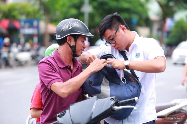 Thí sinh hoàn tất môn Ngoại ngữ, kết thúc ngày thi THPT Quốc gia đầu tiên - Ảnh 26.