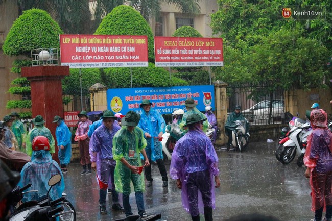 Phụ huynh v&agrave; SV t&igrave;nh nguyện dầm dưới mưa chờ th&iacute; sinh ho&agrave;n tất m&ocirc;n Vật l&yacute; - Ảnh 21.