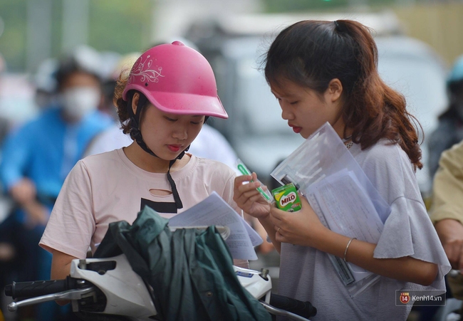 Thí sinh khắp cả nước bước vào ngày thi thứ 2 với môn Văn - Ảnh 34.