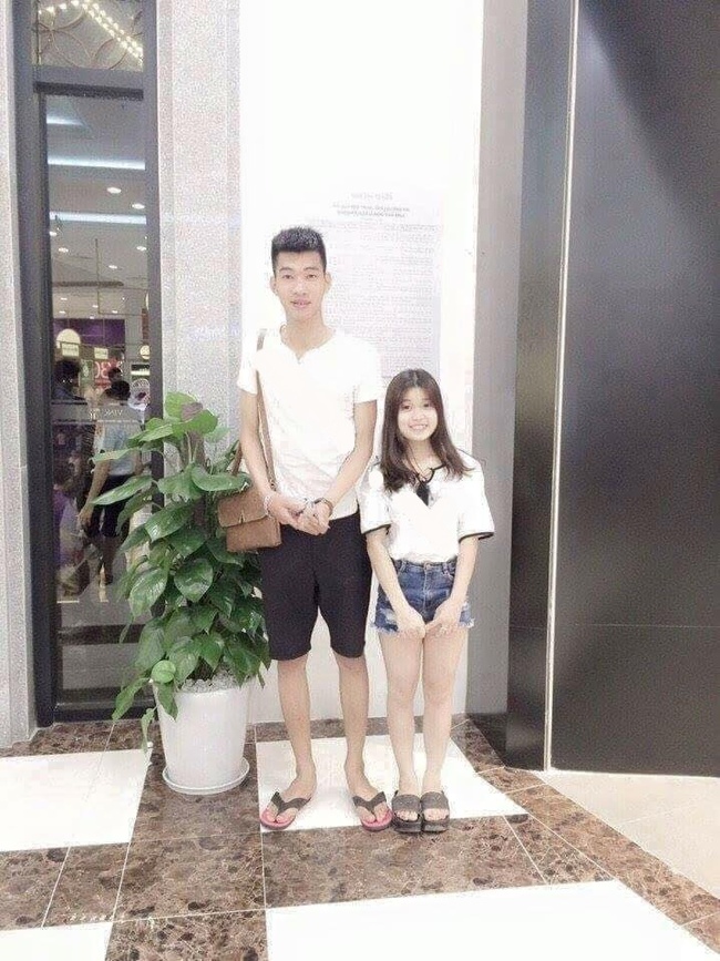 Tấm ảnh n&agrave;ng ba m&eacute;t bẻ đ&ocirc;i đứng cạnh ch&agrave;ng 1m9: Ch&acirc;n ngắn cũng đ&aacute;ng y&ecirc;u m&agrave;! - Ảnh 1.