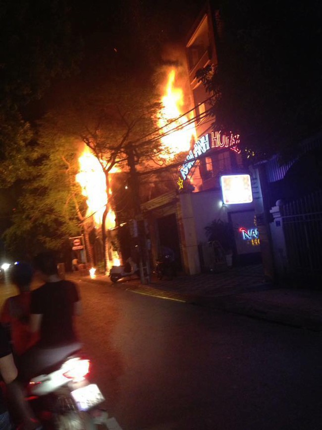 Hải Dương: Nhiều người hoảng loạn, khóc lóc chạy ra từ đám cháy lớn tại bar BOOM - Ảnh 2.
