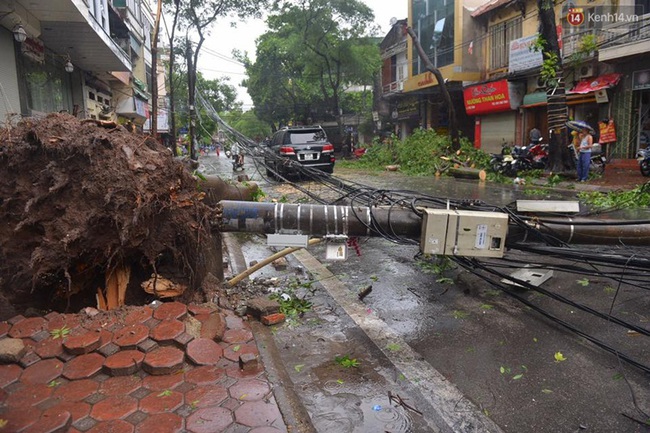 Hà Nội: Một người chết, 5 người bị thương do bão số 1 - Ảnh 40.