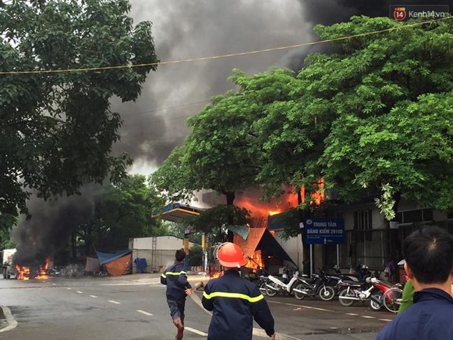 Hà Nội: Cháy dữ dội tại cây xăng ở chợ đầu mối Hoàng Mai - Ảnh 2.