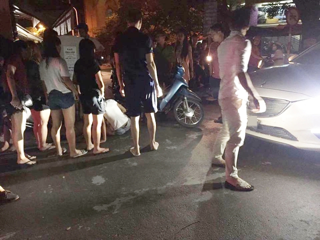 Hà Nội: Gây tai nạn, tài xế Mazda đẩy 3 cô gái trẻ xuống xe trên đường đưa đi cấp cứu - Ảnh 1.