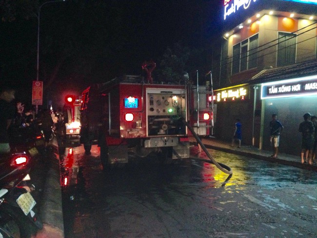 Hải Dương: Nhiều người hoảng loạn, khóc lóc chạy ra từ đám cháy lớn tại bar BOOM - Ảnh 6.