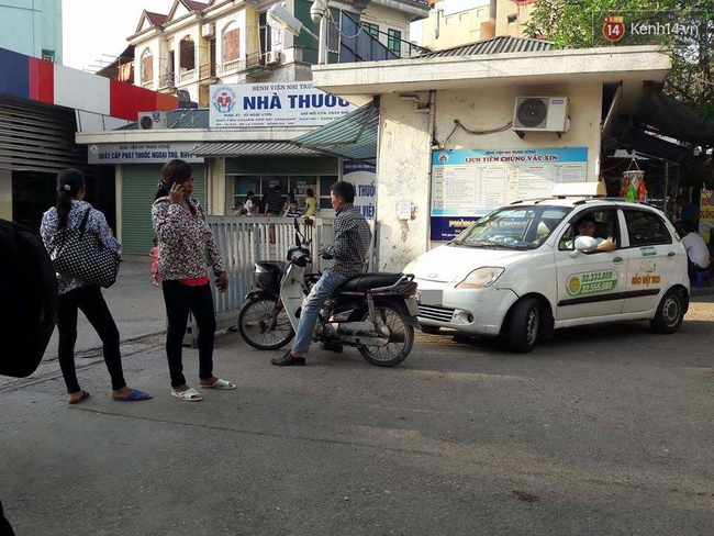 Bệnh viện Nhi TƯ chấm dứt hợp đồng với c&ocirc;ng ty AZ sau vụ bảo vệ chặn xe cứu thương - Ảnh 1.