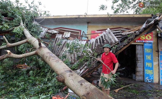 Thái Bình mất điện toàn tỉnh, đường sá tan hoang sau cơn bão số 1 - Ảnh 2.