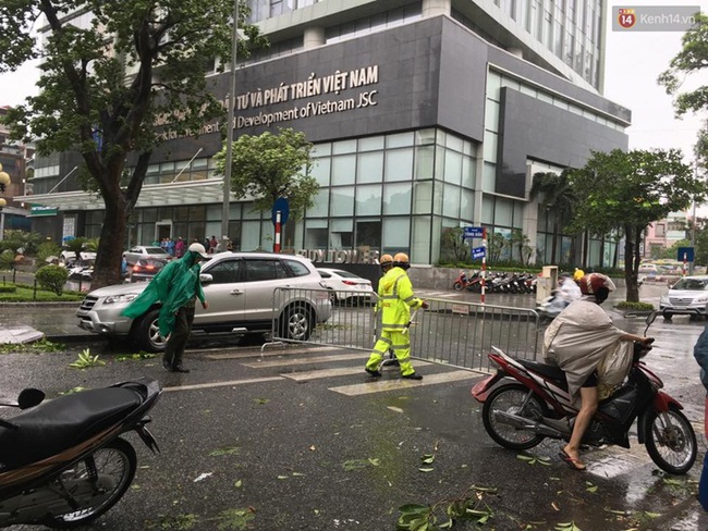 Hà Nội: Một người chết, 5 người bị thương do bão số 1 - Ảnh 21.
