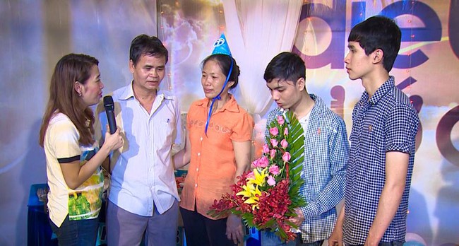 Sinh nhật đặc biệt của ch&agrave;ng trai ngh&egrave;o được tổ chức bởi gia đ&igrave;nh người bạn th&acirc;n - Ảnh 11.