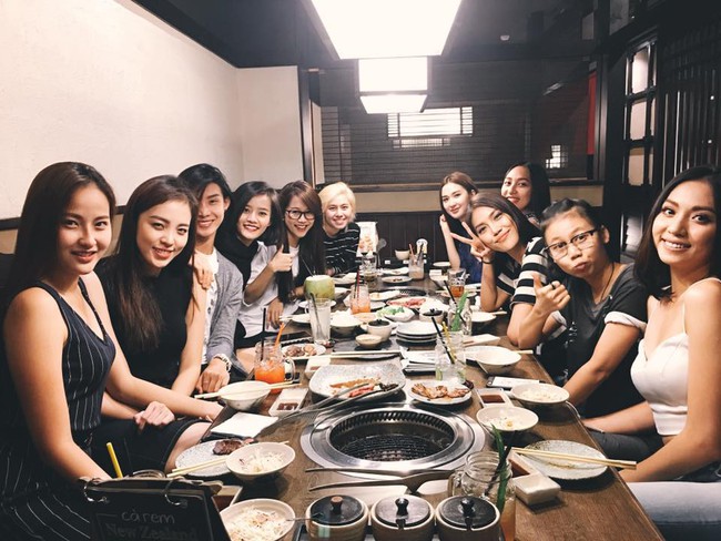 Lan Khuê vui vẻ hẹn hò ăn tối cùng các thí sinh team Phạm Hương giữa ồn ào của The Face - Ảnh 1.