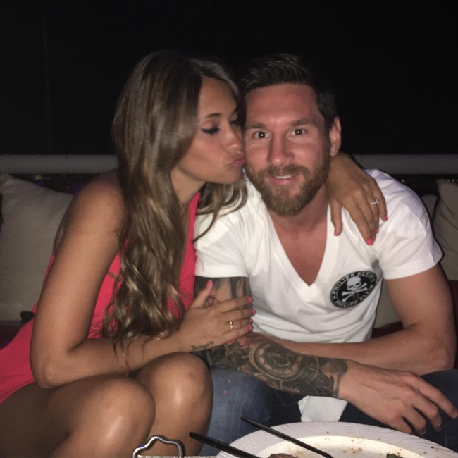 Messi cười tươi vì được vợ hôn má - Ảnh 1.