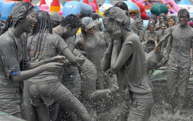Trai xinh gái đẹp quậy tưng bừng trong lễ hội tắm bùn thường niên tại Hàn Quốc - Ảnh 2.