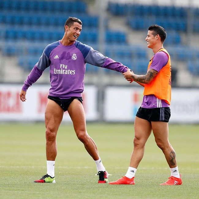 Ronaldo h&agrave;o hứng l&aacute;i si&ecirc;u xe Bugatti Veyron hơn 3 triệu đ&ocirc; - Ảnh 10.