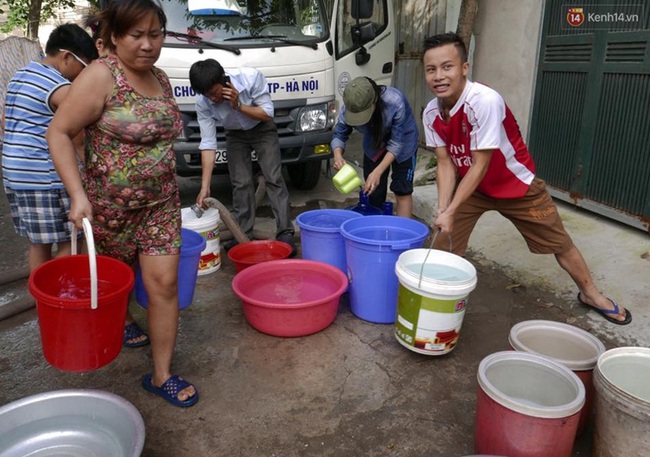 Hà Nội: Người dân xếp hàng chờ đợi lấy từng xô nước sạch giữa ngày nắng nóng - Ảnh 3.