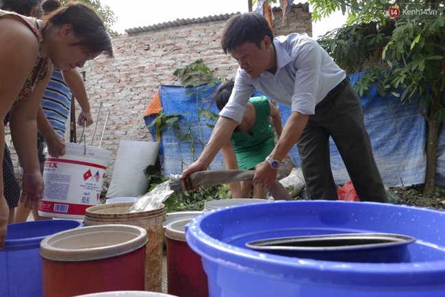 Hà Nội: Người dân xếp hàng chờ đợi lấy từng xô nước sạch giữa ngày nắng nóng - Ảnh 4.