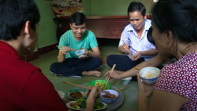 Sinh nhật đặc biệt của ch&agrave;ng trai ngh&egrave;o được tổ chức bởi gia đ&igrave;nh người bạn th&acirc;n - Ảnh 6.