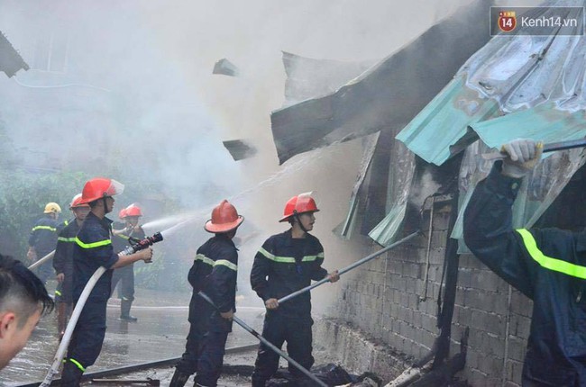 Hà Nội: Cháy lớn kho chứa vải ngay sát cây xăng ở đường Phạm Văn Đồng - Ảnh 5.