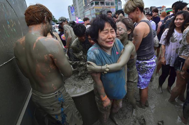 Trai xinh gái đẹp quậy tưng bừng trong lễ hội tắm bùn thường niên tại Hàn Quốc - Ảnh 11.