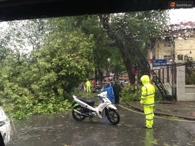 Hà Nội: Một người chết, 5 người bị thương do bão số 1 - Ảnh 20.