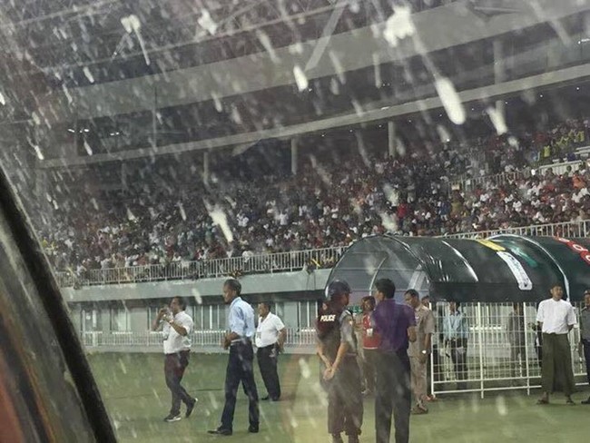 Nữ trọng tài xinh đẹp bị cổ động viên Myanmar tấn công trong trận thua Việt Nam - Ảnh 2.