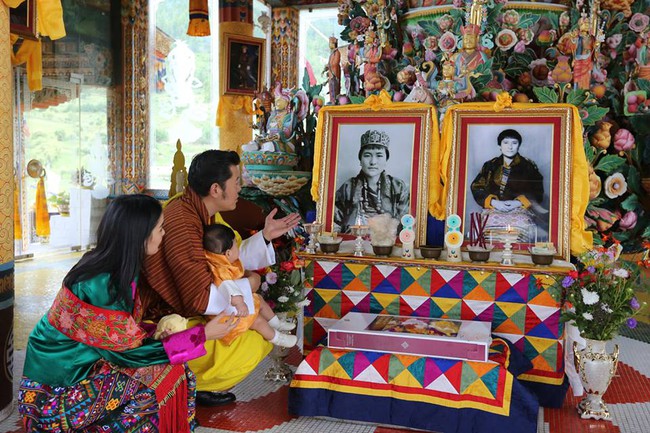 Không chỉ là vị vua nhân từ, quốc vương Bhutan còn là một người cha thương con hết mực - Ảnh 1.