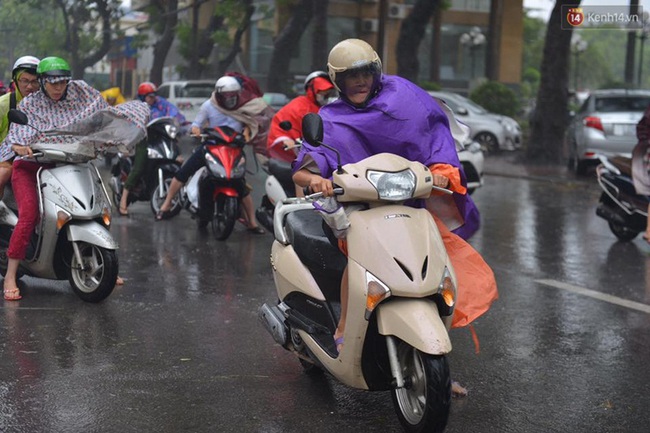 Hà Nội: Một người chết, 5 người bị thương do bão số 1 - Ảnh 29.