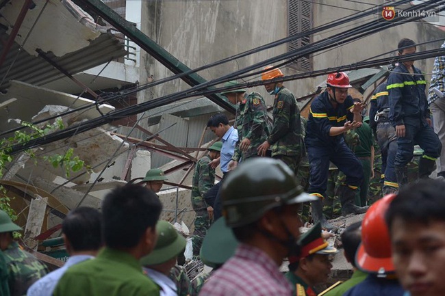 Hà Nội: Sập nhà 4 tầng giữa phố Cửa Bắc, vẫn còn 2 người mắc kẹt bên trong - Ảnh 3.