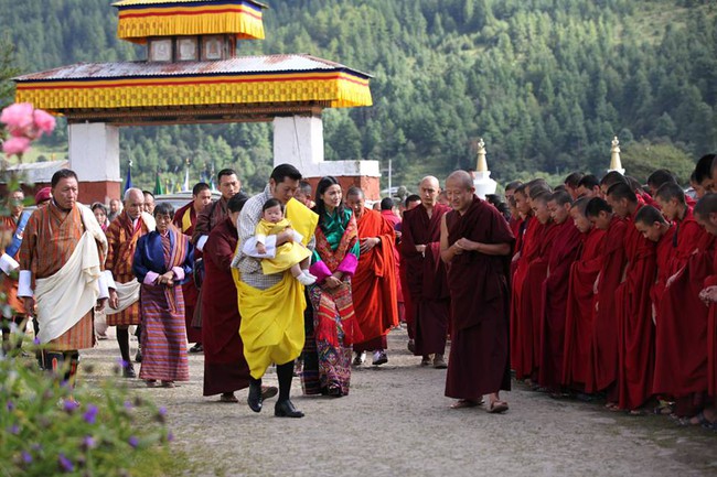 Không chỉ là vị vua nhân từ, quốc vương Bhutan còn là một người cha thương con hết mực - Ảnh 2.