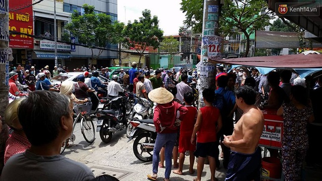 Nhóm nữ sinh cấp 3 đánh nhau gây náo loạn đường phố Sài Gòn - Ảnh 1.
