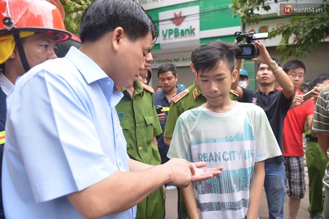 Hà Nội: Sập nhà 4 tầng giữa phố Cửa Bắc, vẫn còn 2 người mắc kẹt bên trong - Ảnh 2.