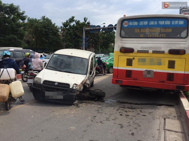 Hà Nội: Ô tô con mất lái tông vào xe buýt, tuyến đường Lê Văn Lương ách tắc hàng km - Ảnh 1.