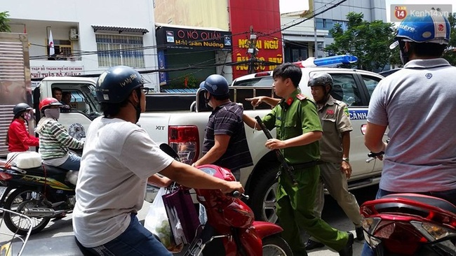 Nhóm nữ sinh cấp 3 đánh nhau gây náo loạn đường phố Sài Gòn - Ảnh 4.