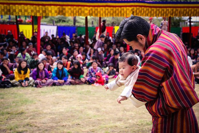 Không chỉ là vị vua nhân từ, quốc vương Bhutan còn là một người cha thương con hết mực - Ảnh 4.