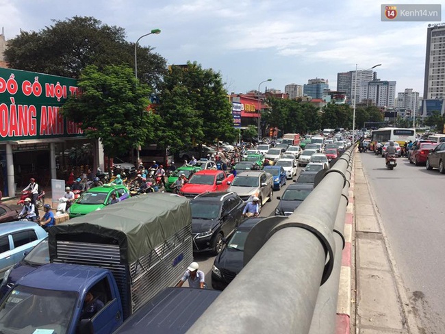 Hà Nội: Ô tô con mất lái tông vào xe buýt, tuyến đường Lê Văn Lương ách tắc hàng km - Ảnh 3.