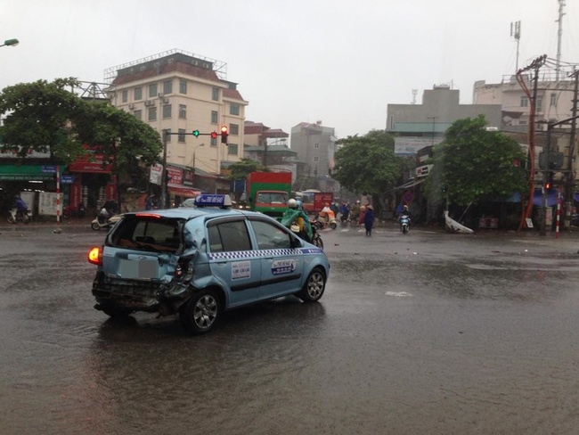 Bị che khuất tầm nhìn vì mưa bão, xe khách gây tai nạn liên hoàn ở Hà Nội - Ảnh 3.