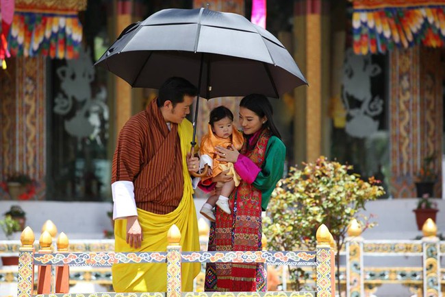 Không chỉ là vị vua nhân từ, quốc vương Bhutan còn là một người cha thương con hết mực - Ảnh 7.