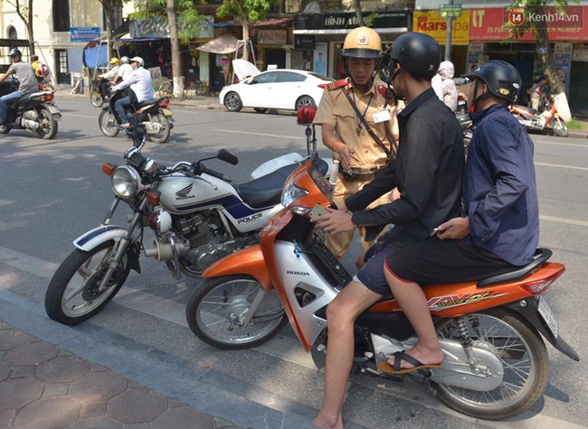 Hà Nội xử phạt người vi phạm giao thông do mải mê bắt pokemon - Ảnh 11.
