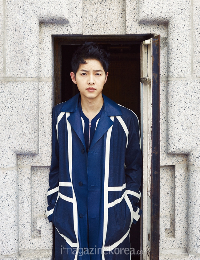 Song Joong Ki tung loạt ảnh giường chiếu khiến fan mê mệt - Ảnh 14.