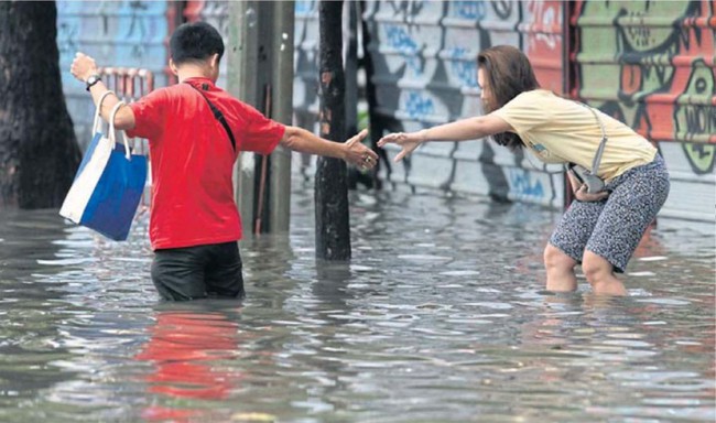 Đừng đi du lịch Bangkok tuần này vì đường quá ngập - Ảnh 10.