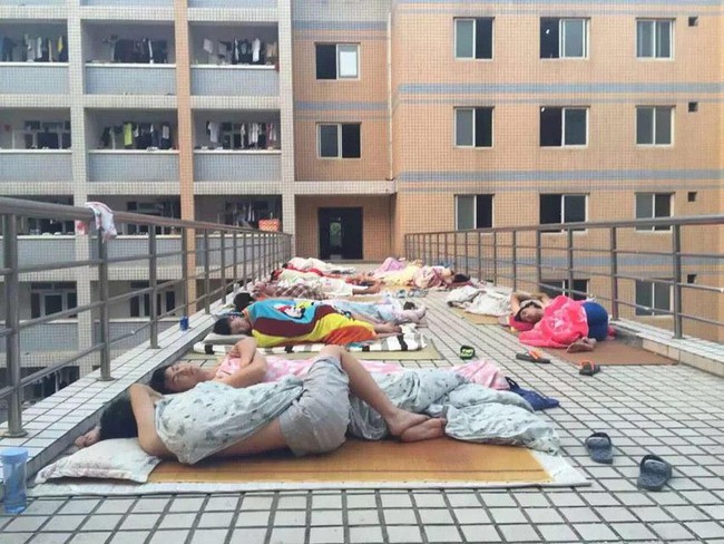 Trung Quốc: Phát ngốt với cuộc chiến giành chỗ tránh nóng ở thư viện trường - Ảnh 9.