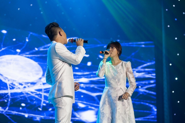 Trấn Thành - Hari Won diện đồ đôi tình tứ song ca trong liveshow 10 năm - Ảnh 2.