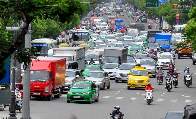 Kẹt xe nghiêm trọng ở cửa ngõ sân bay Tân Sơn Nhất vào giữa trưa - Ảnh 14.