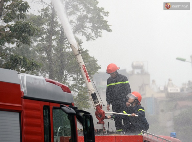 Hà Nội: Hàng trăm người tham gia diễn tập chữa cháy ở khu đô thị Royal City - Ảnh 14.