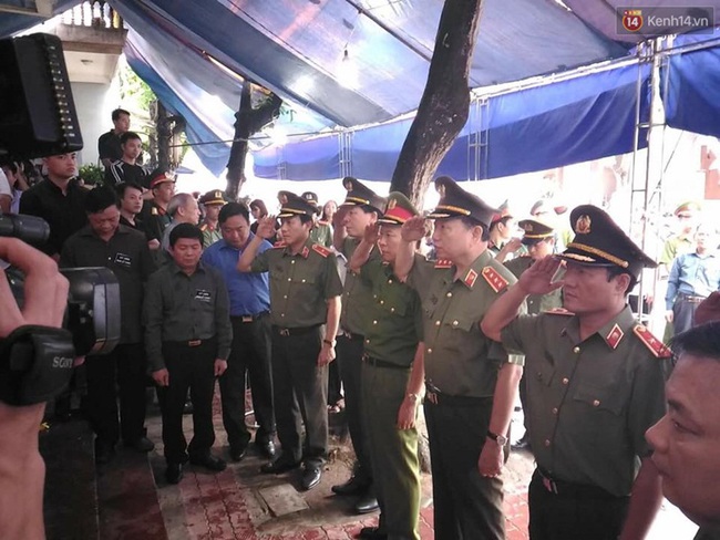 Bộ trưởng Bộ Công an viếng đám tang Bí thư, Chủ tịch HĐND tỉnh Yên Bái - Ảnh 8.